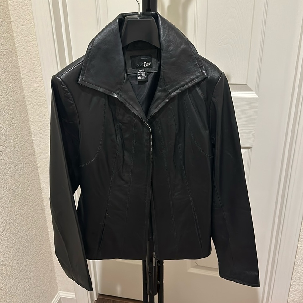 Fitted genuine leather jacket with zipper and pockets.